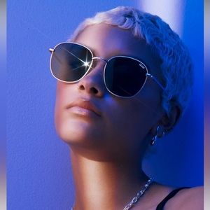 QUAY AUSTRALIA Jezebell Round Gold Frame / Smoke Lens NWT